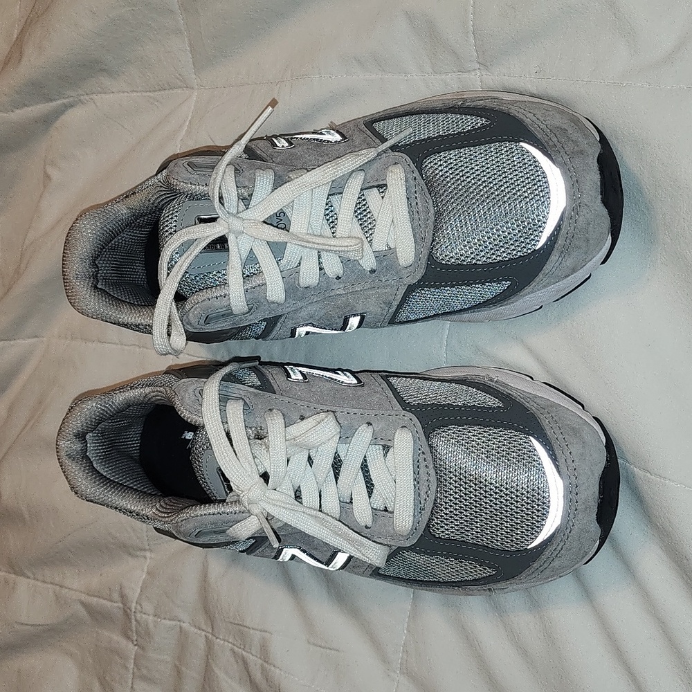 Womans New Balance 990v5. Size 9 2e